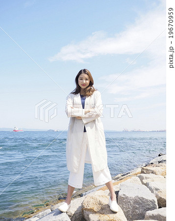 腕を組む女性 19670959