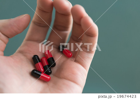 カプセル 19674423