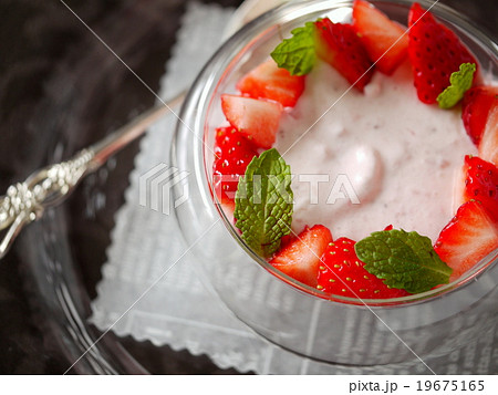 イチゴのムース　黒背景　（ハイアングル） 19675165