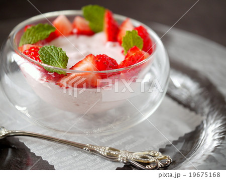 イチゴのムース 黒背景 (横位置アップ) イチゴのムース 黒背景 (横位置アップ) 19675168