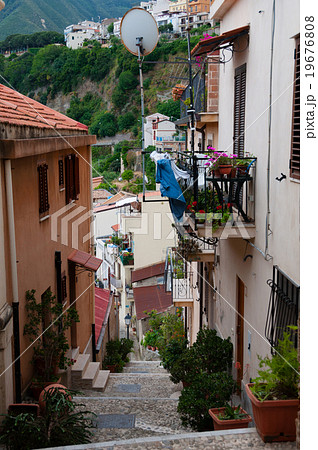 Narrow street and stairs between cute italian 19676808