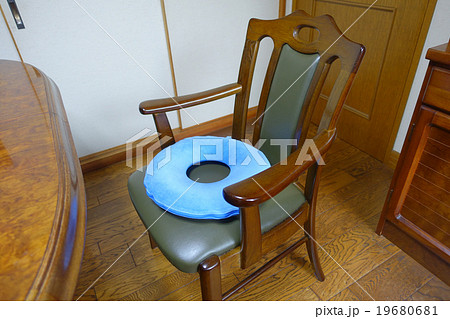 椅子に置かれた円座クッション 椅子に置かれた円座クッション 19680681