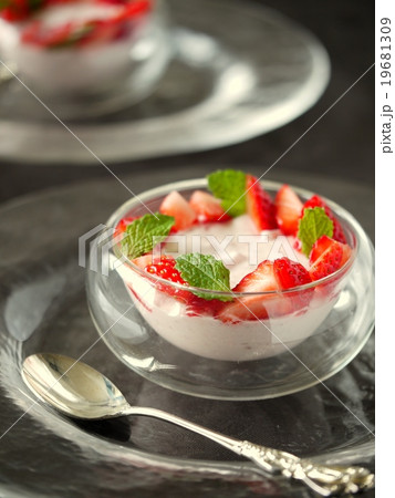 苺のムース　黒背景 19681309