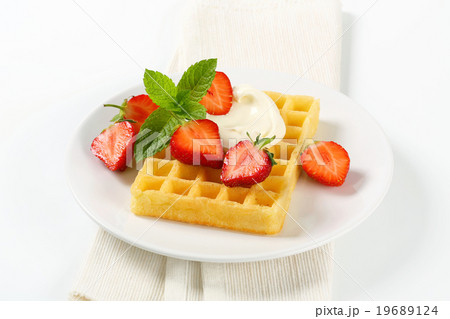 Crisp waffle with fresh strawberries 19689124