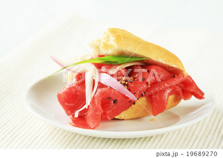 Raw beef sandwichの写真素材 [19689270] - PIXTA