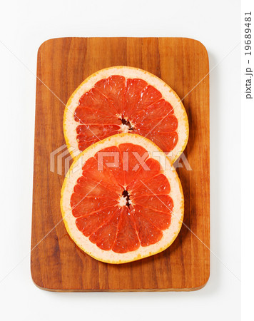 Slices of fresh red grapefruit 19689481