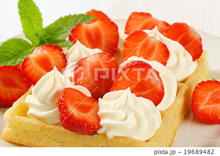Crisp waffle with strawberries and cream 19689482