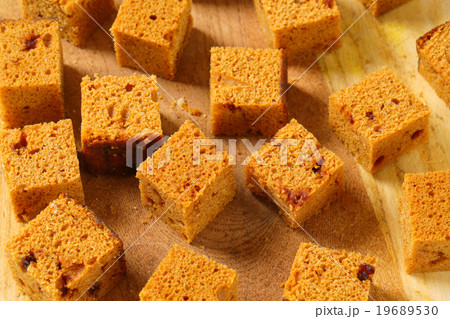 Diced gingerbread cake 19689530