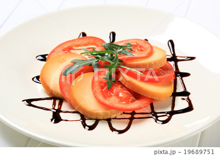 Sliced tomato and smoked cheese 19689751