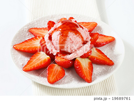 Ice cream with fresh strawberries 19689761