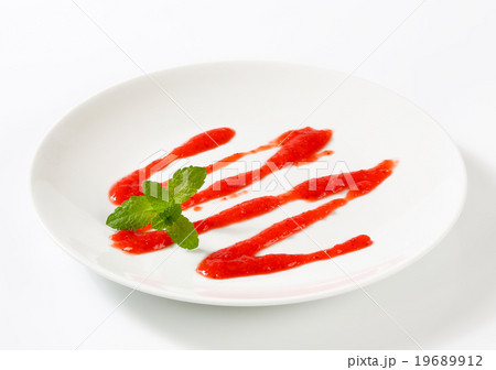 Strawberry drizzle sauce 19689912