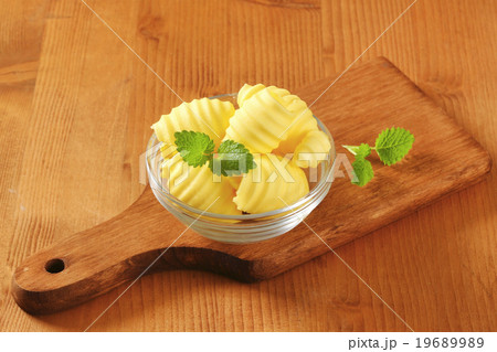 Bowl of butter curls 19689989