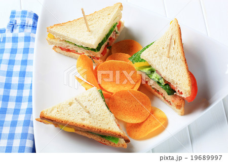Vegetable Sandwiches and crisps 19689997