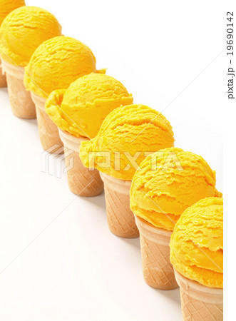 Ice cream cones 19690142