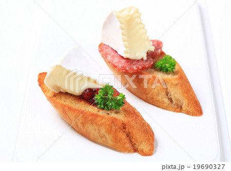 Crostini with cheese and salami 19690327