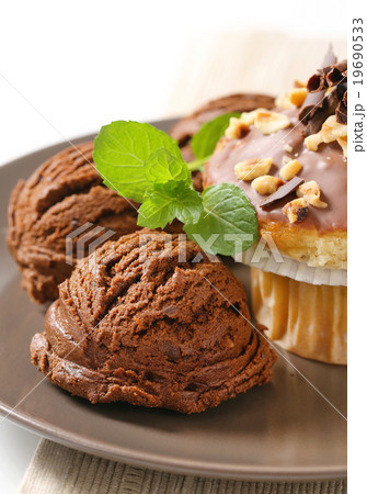 Hazelnut muffin and chocolate ice cream 19690533