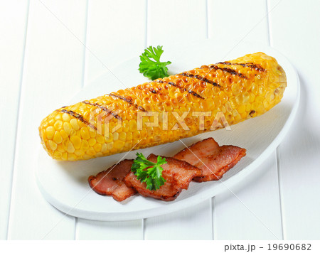 Grilled corn on the cob 19690682