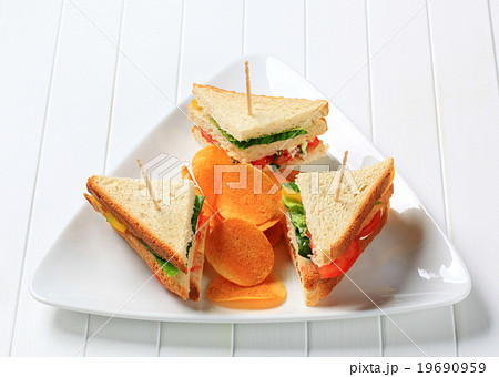 Vegetable Sandwiches and crisps 19690959
