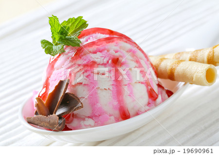 Raspberry yogurt ice cream 19690961