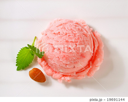 Fruit flavored ice cream 19691144