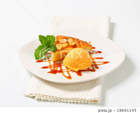 Almond cake with ice cream and caramel sauce Almond cake with ice cream and caramel sauce 19691145