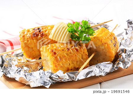 Grilled corn on the cob 19691546