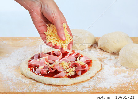 Cook preparing pizza 19691721