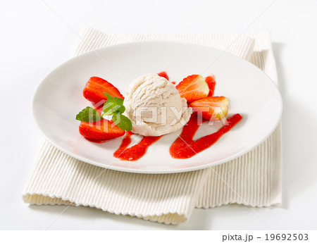Ice cream with strawberries 19692503