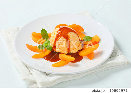 Ice cream dessert 19692971