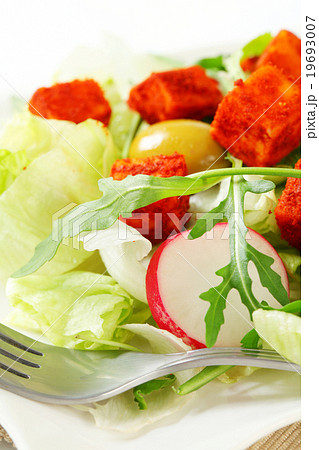 Fresh vegetable salad with diced cheese 19693007