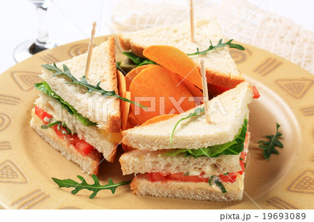 Vegetable Sandwiches and crisps 19693089