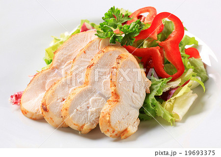 Chicken breast with green salad 19693375