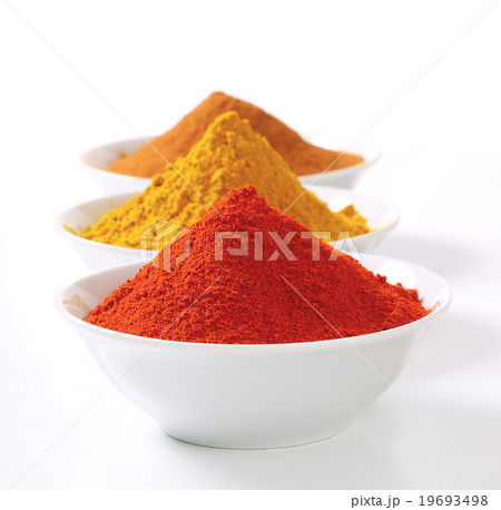 Curry powder, paprika and ground cinnamon 19693498