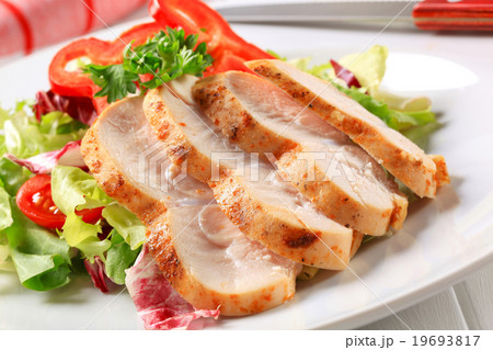 Chicken breast with green salad 19693817
