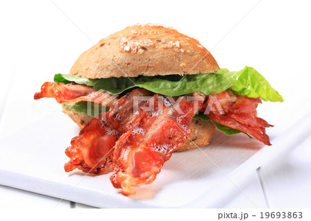 Bread bun with crispy bacon 19693863