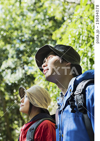 若者と登山 19694078