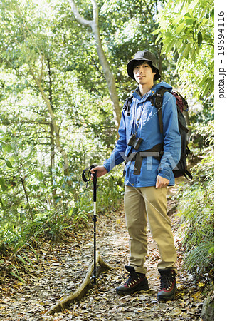若者と登山 19694116