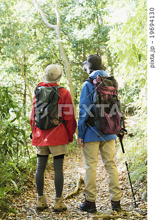 若者と登山 19694130