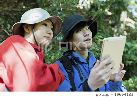 若者と登山 19694132