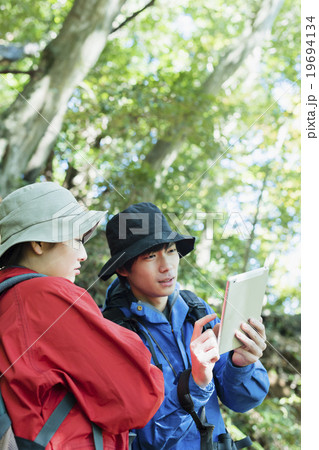 若者と登山 19694134