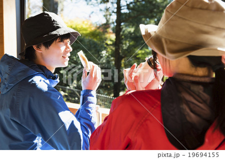 若者と登山 19694155