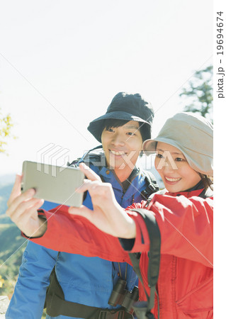 若者と登山 19694674