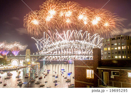 Sydney New Year Eve Fireworks Show 19695295