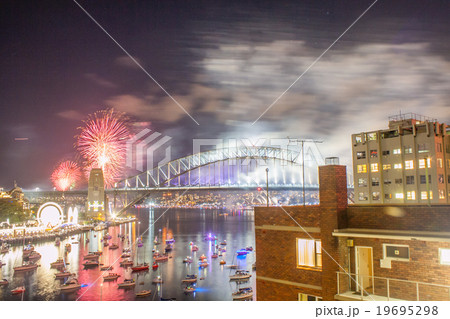 Sydney New Year Eve Fireworks Show 19695298