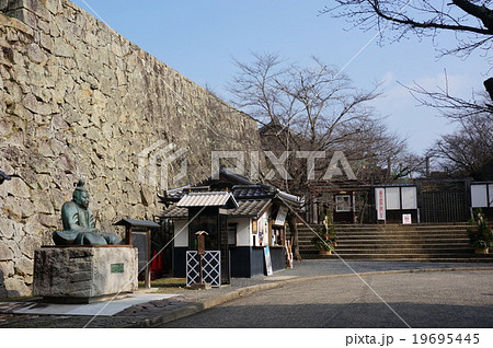 岡山県津山市の桜の名所「鶴山公園」の入り口「冠木門跡」 岡山県津山市の桜の名所「鶴山公園」の入り口「冠木門跡」 19695445