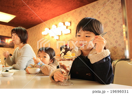レトロなレストランで食べるパフェ 19696031