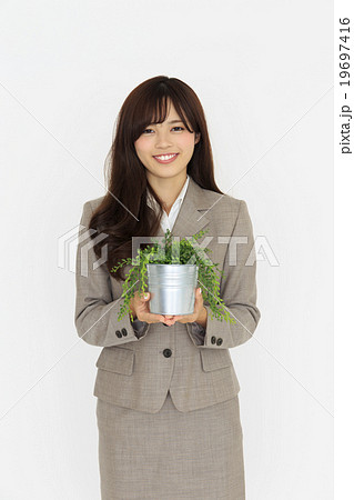 若い女性　観葉植物を持つ女性 19697416