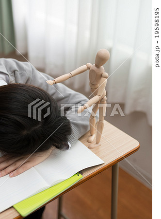 居眠りする女子高生とデッサン人形 居眠りする女子高生とデッサン人形 19698195