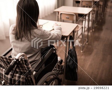 車いすの高校生の写真素材