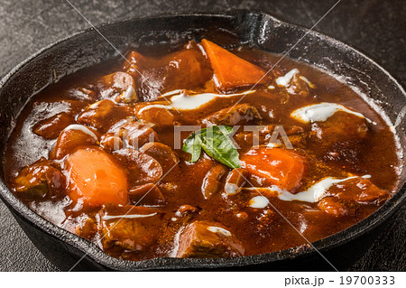 鉄鍋でビーフシチュー　 dish that beef stew is delicious 19700333